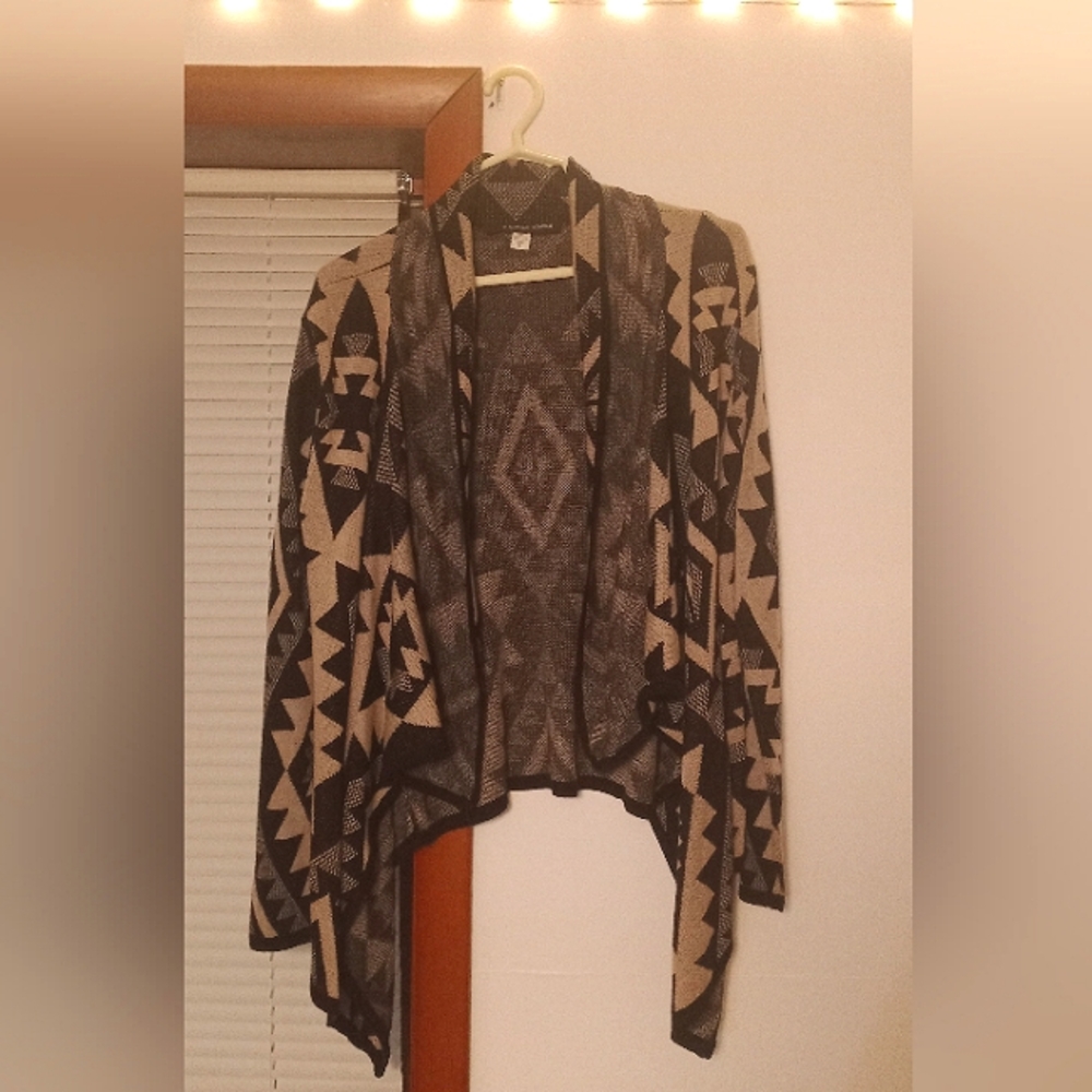 A knitch above (M) womens sweater Great Condition